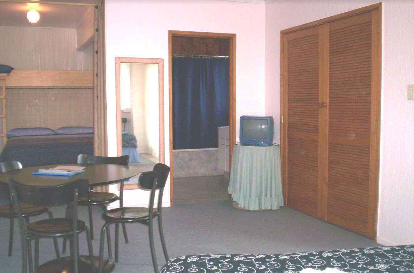 STUDIO TOURIST FLATS (Sleeps 1-5 persons)