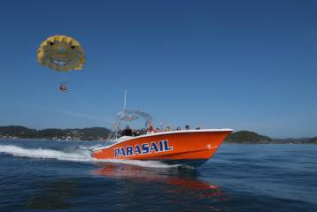 parasailing in the bay of islands